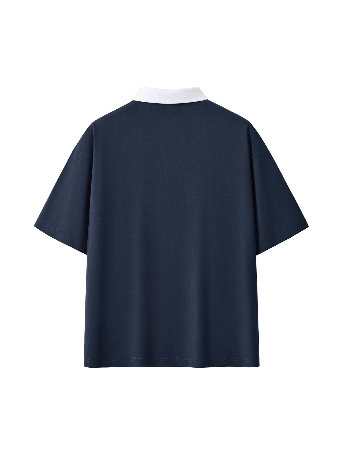 Polo à col contrasté : style preppy chic