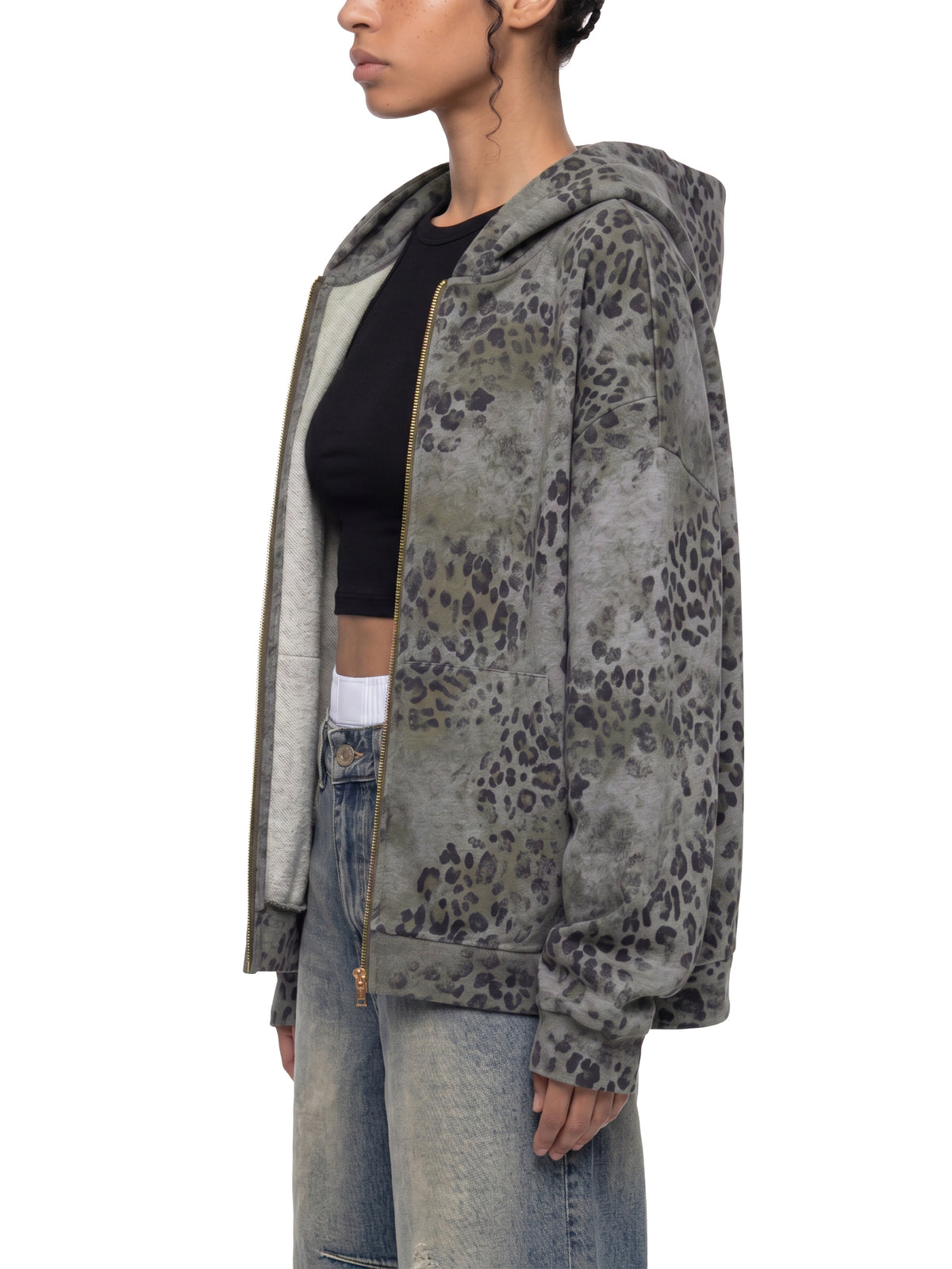 Sweat à capuche zippé léopard vintage porté sur le côté, avec un motif léopard en tons de gris.